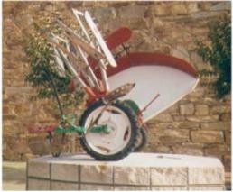 Segadora de tracción animal. Sucesora de la guadaña y predecesora de la cosechadora (Monumento situado frente a la torre de la iglesia de Santibáñez)